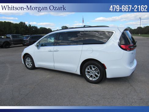 Used 2022 Chrysler Pacifica Touring-L image 9