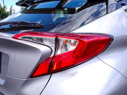 Used 2019 Toyota C-HR XLE FWD image 5