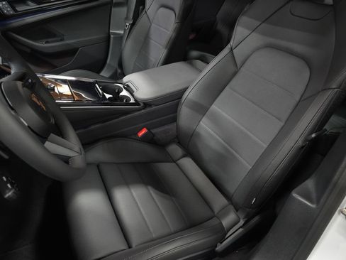 Certified 2025 Porsche Panamera RWD image 5