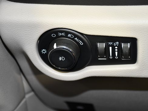 Used 2023 Chrysler Pacifica Limited FWD image 35