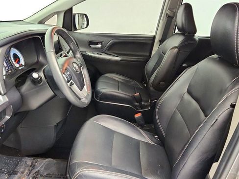 Used 2017 Toyota Sienna SE Premium FWD image 19