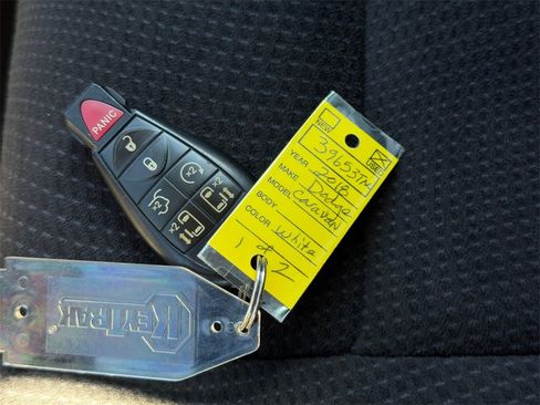 Used 2018 Dodge Grand Caravan SE w/ UConnect Hands-Free Group image 31