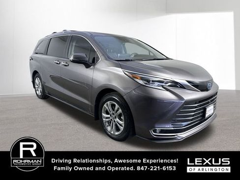 Used 2023 Toyota Sienna Platinum image 3