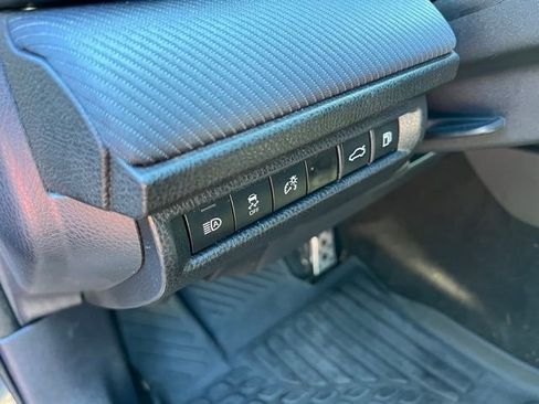 Used 2025 Toyota Camry SE w/ Convenience Package image 18