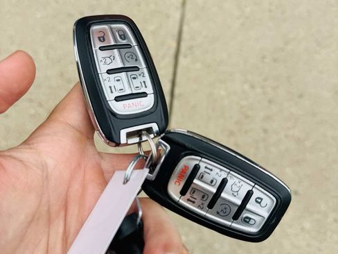 Used 2017 Chrysler Pacifica Touring-L Plus w/ Advanced Safetytec Group FWD image 21