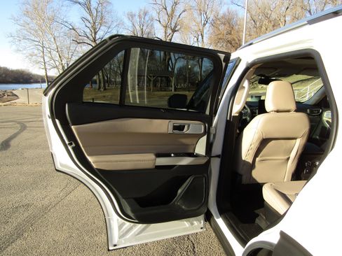 Used 2024 Ford Explorer Limited w/ Limited Technology Package image 18