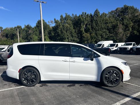 New 2026 Chrysler Pacifica Select image 4