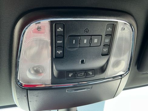 Used 2018 Jeep Grand Cherokee Overland RWD image 31