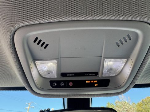 Used 2018 Chevrolet Traverse LT image 25