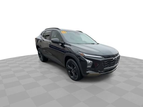Used 2025 Chevrolet Trax ACTIV w/ Driver Confidence Package FWD image 2