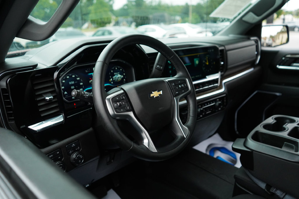 Used 2024 Chevrolet Silverado 1500 LT AWD/4WD image 5