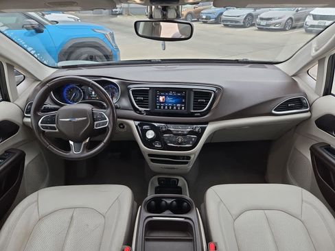 Used 2018 Chrysler Pacifica Touring-L image 14