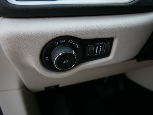 Used 2022 Chrysler Pacifica Touring-L FWD image 23