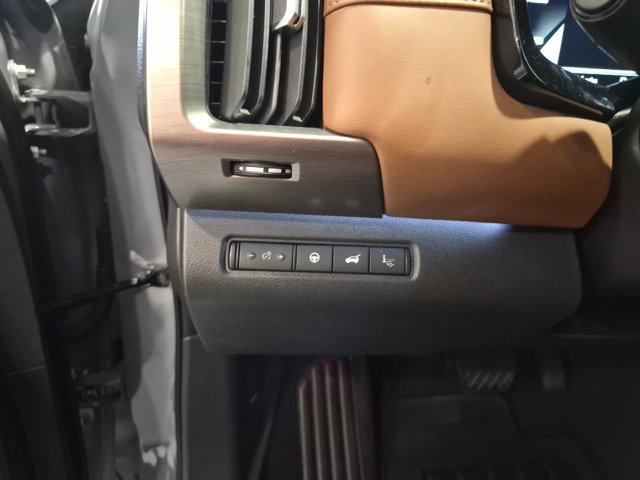 Certified 2025 Nissan Pathfinder Platinum FWD image 12