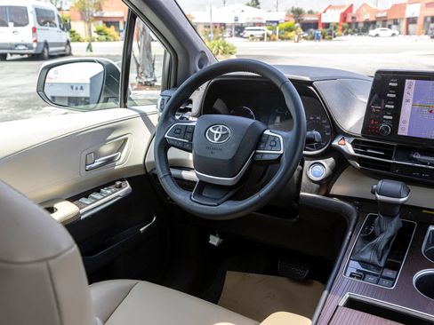 Used 2022 Toyota Sienna XLE w/ XLE Plus Package FWD image 39