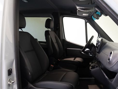 Used 2025 Mercedes-Benz Sprinter 2500 image 21