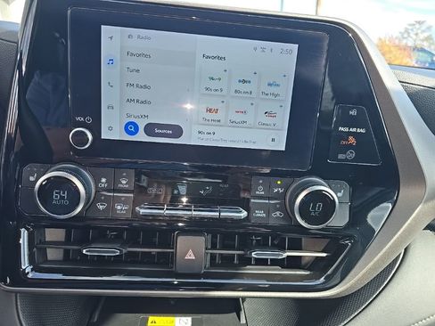 Used 2024 Toyota Highlander XLE image 10