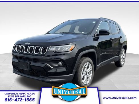 Used 2025 Jeep Compass Latitude w/ Sun & Sound Group AWD/4WD image 1