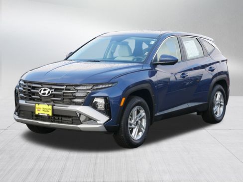 Certified 2025 Hyundai Tucson SE image 3