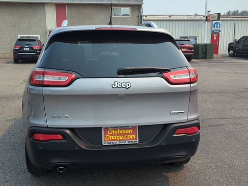 Used 2018 Jeep Cherokee Latitude w/ Safety Group AWD/4WD image 5