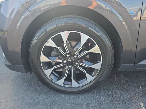 Used 2023 Kia Carnival EX FWD image 7