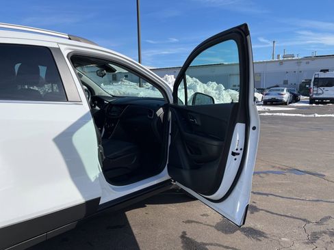 Used 2019 Chevrolet Trax LT w/ LT Convenience Package image 19