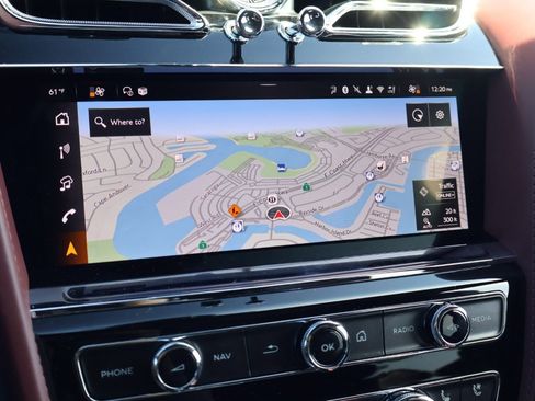 Used 2025 Bentley Bentayga image 18