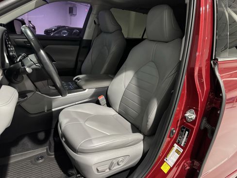 Used 2020 Toyota Highlander XLE image 25