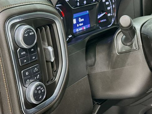 Used 2022 GMC Sierra 2500 AT4 w/ AT4 Preferred Package AWD/4WD image 10