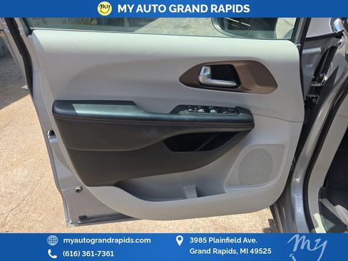 Used 2017 Chrysler Pacifica Touring FWD image 10