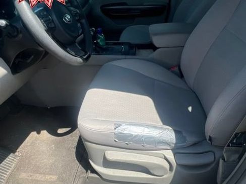 Used 2016 Kia Sedona L FWD image 5