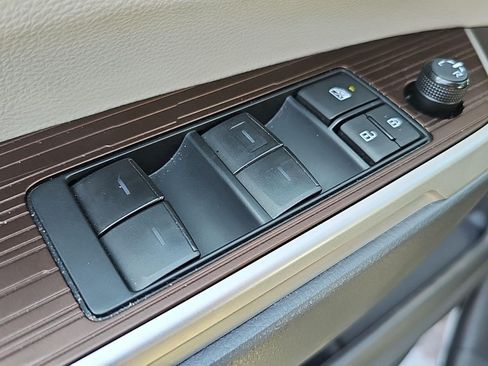 Used 2024 Toyota Sienna XLE FWD image 17