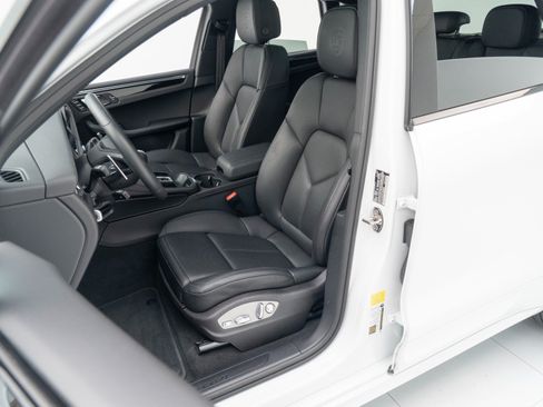 Certified 2026 Porsche Macan AWD/4WD image 5