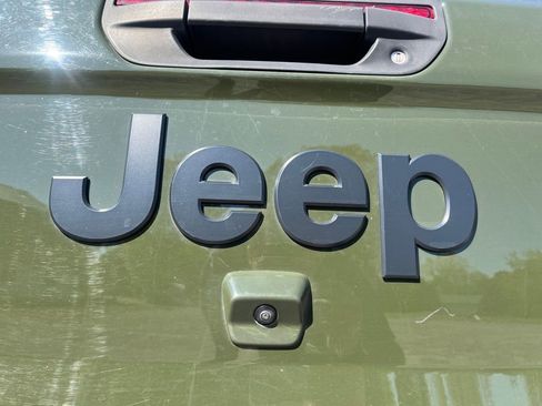 Used 2022 Jeep Gladiator Sport image 7