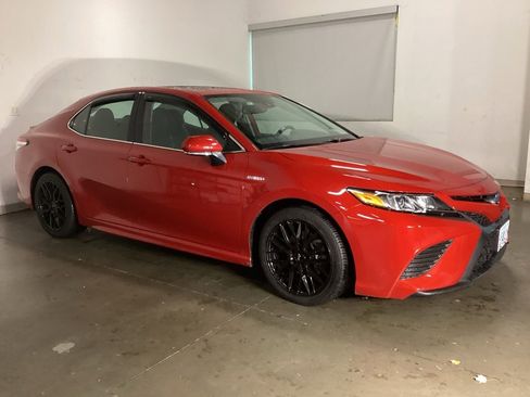 Used 2020 Toyota Camry SE w/ Sunroof Package image 8