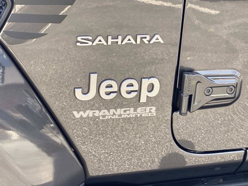 Used 2022 Jeep Wrangler Unlimited Sahara AWD/4WD image 12