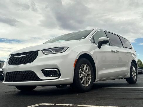 Used 2023 Chrysler Pacifica Touring-L FWD image 54