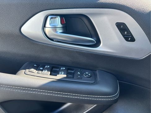 Used 2025 Chrysler Pacifica Limited FWD image 16