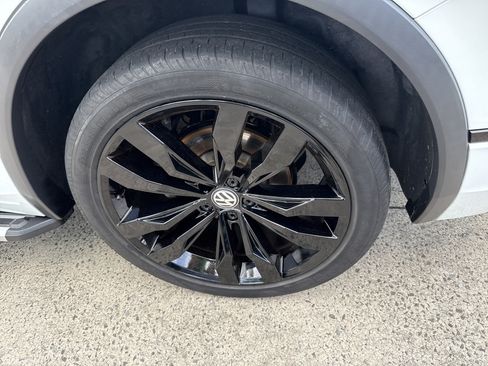 Used 2020 Volkswagen Tiguan SE R-Line FWD image 19