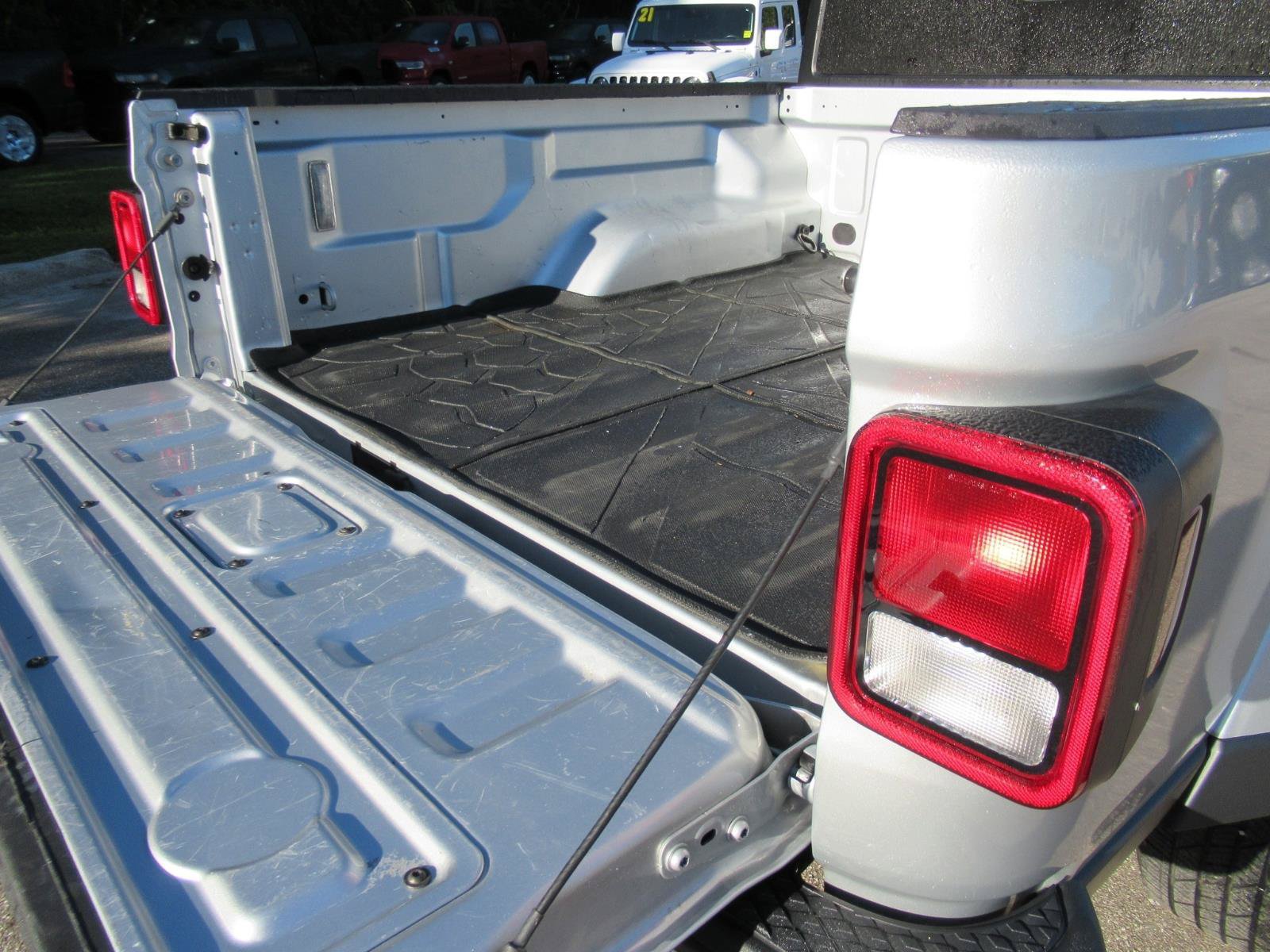 Used 2023 Jeep Gladiator Overland AWD/4WD image 36