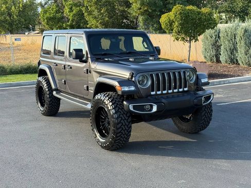 Used 2018 Jeep Wrangler Unlimited Sahara w/ Uconnect 4C Nav & Sound Group AWD/4WD image 2