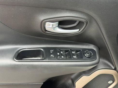 Used 2017 Jeep Renegade Limited AWD/4WD image 17