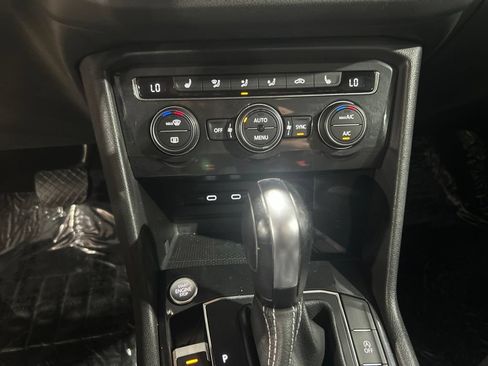 Used 2021 Volkswagen Tiguan SE FWD image 24