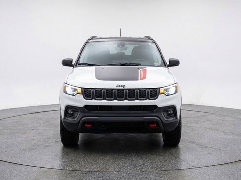 Used 2025 Jeep Compass Trailhawk AWD/4WD image 2