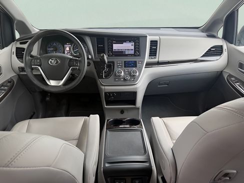 Used 2020 Toyota Sienna XLE w/ XLE Navigation Package FWD image 15