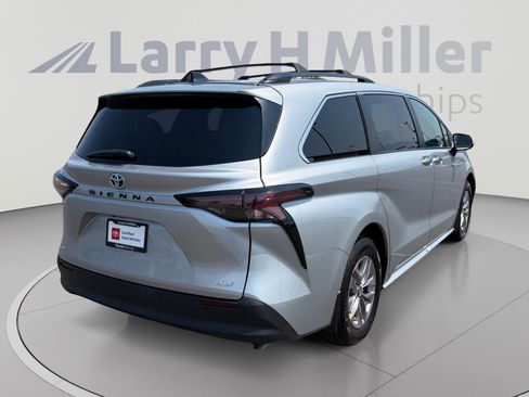 Used 2025 Toyota Sienna XLE FWD image 5
