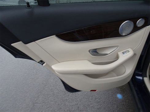 Used 2019 Mercedes-Benz GLC 300 4MATIC image 18