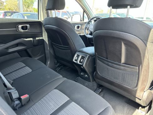 Certified 2022 Kia Sorento LX FWD image 11