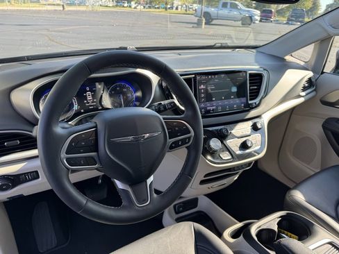 Used 2024 Chrysler Pacifica Touring-L image 5