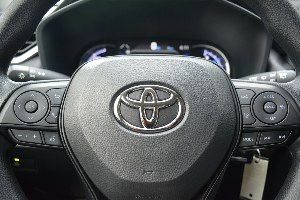 Used 2025 Toyota RAV4 LE AWD/4WD image 11